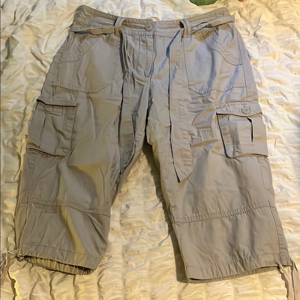 Vintage tan high-waters cargos with matching belt
!!!1 missing button!!!